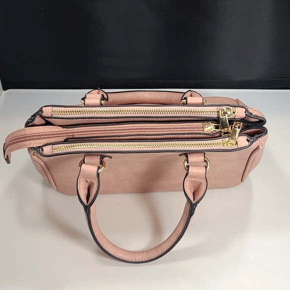 Isabelle Purse - Picture 4 of 11